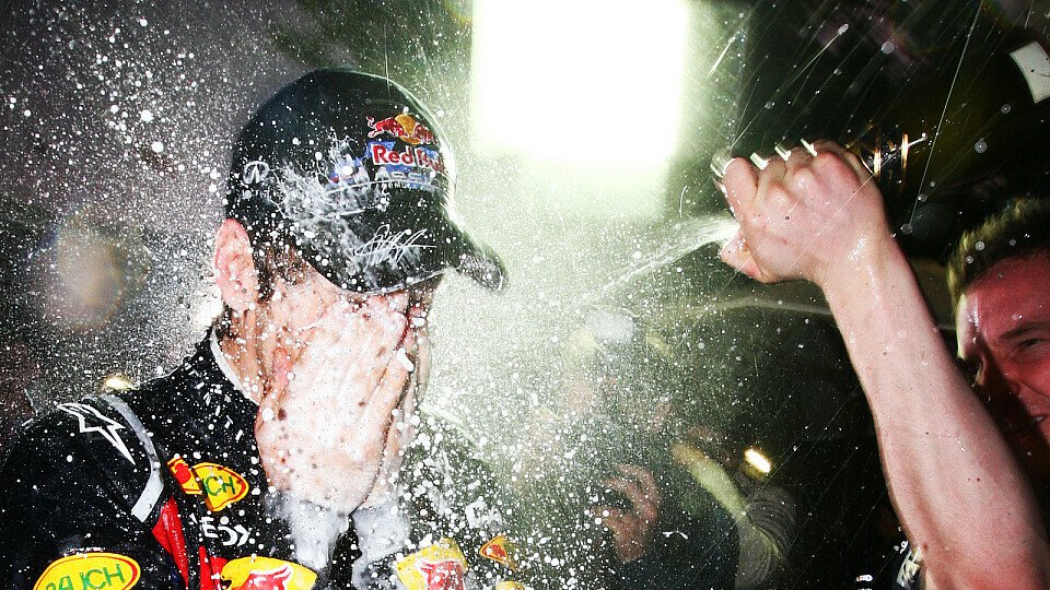 In Melbourne nahm Vettel eine Champagnerdusche, in Malaysia ist schon jetzt eine Regendusche garantiert, Foto: Sutton
