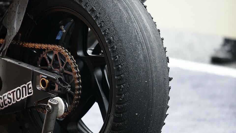Der Regenreifen von Bridgestone sah nach dem Jerez-Rennen sehr mitgenommen aus, Foto: Milagro