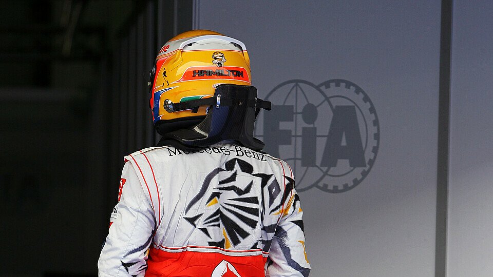 Den Tiger nicht nur auf dem Rücken, sondern auch im Tank? Lewis Hamilton will den Red Bulls in Sepang die Zähne zeigen und ungeachtet der äußeren Bedingungen die Hölle heiß machen, Foto: Sutton