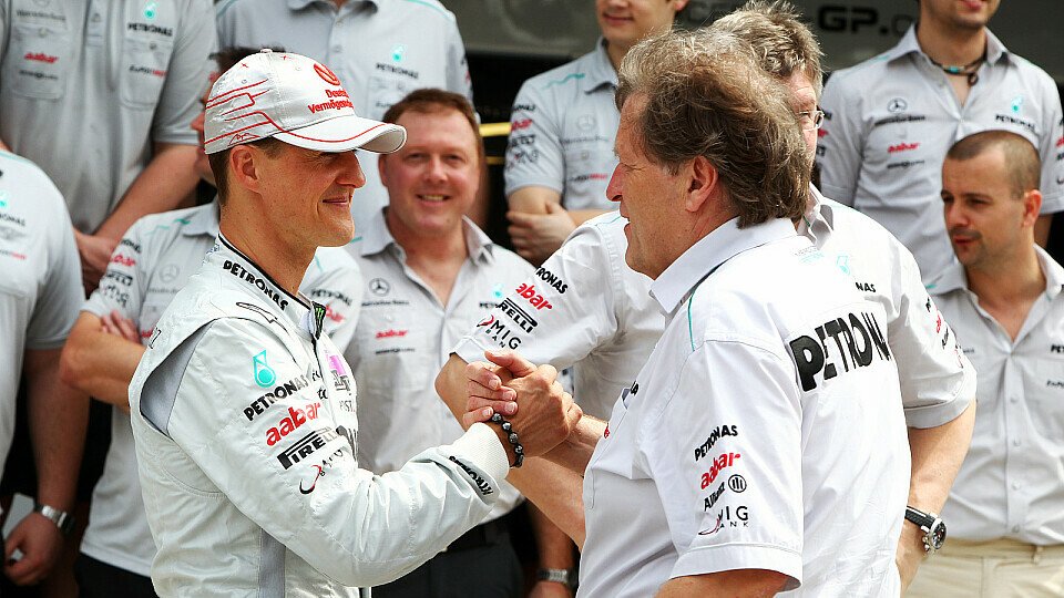 Es brennt noch: Norbert Haug glaubt an Michael Schumacher, Foto: Sutton