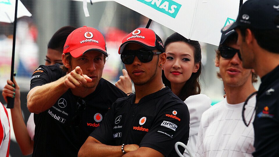 Nächster Halt: Shanghai - ob Jenson Button Lewis Hamilton wohl gerade ein gutes Restaurant in der chinesischen Metropole empfiehlt?, Foto: Sutton