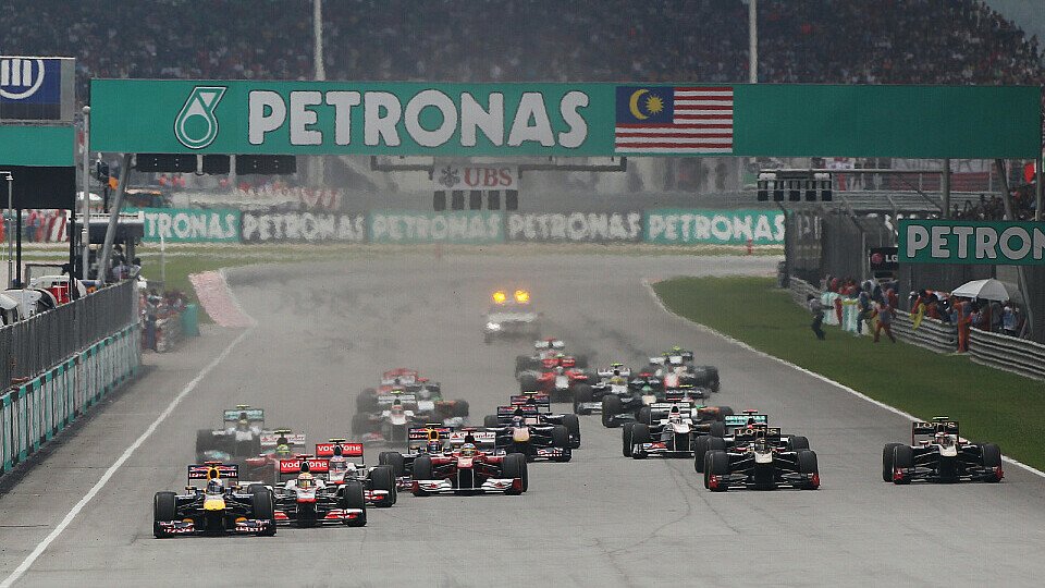 Sebastian Vettel schnappte sich 2011 den Sieg in Sepang, Foto: Sutton