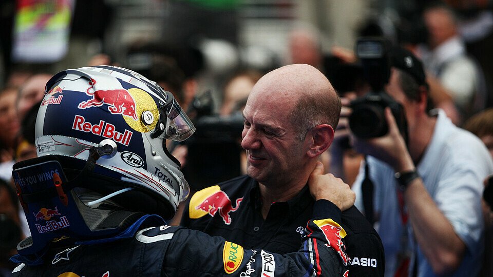 Adrian Newey beglückwünscht Sebastian Vettel zu seinem dritten Saisonsieg, Foto: Sutton