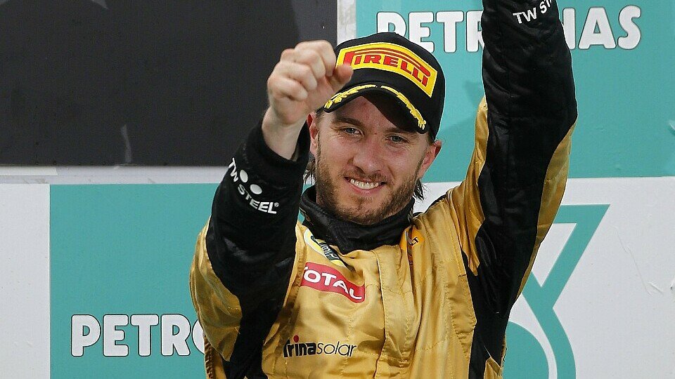 Nick Heidfeld war auch im Moment der Freude in Gedanken noch bei seinem verletzten Kollegen Robert Kubica, Foto: Lotus Renault