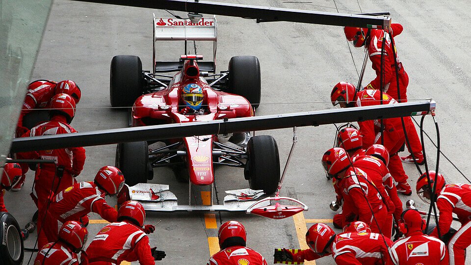 Nach dem Zwischenfall mit Lewis Hamilton brauchte Fernando Alonso einen neuen Frontflügel, Foto: Sutton