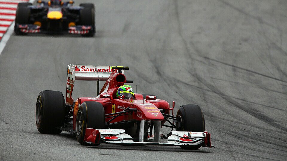 Mark Webber konnte sich den Ferrari genau ansehen, Foto: Sutton