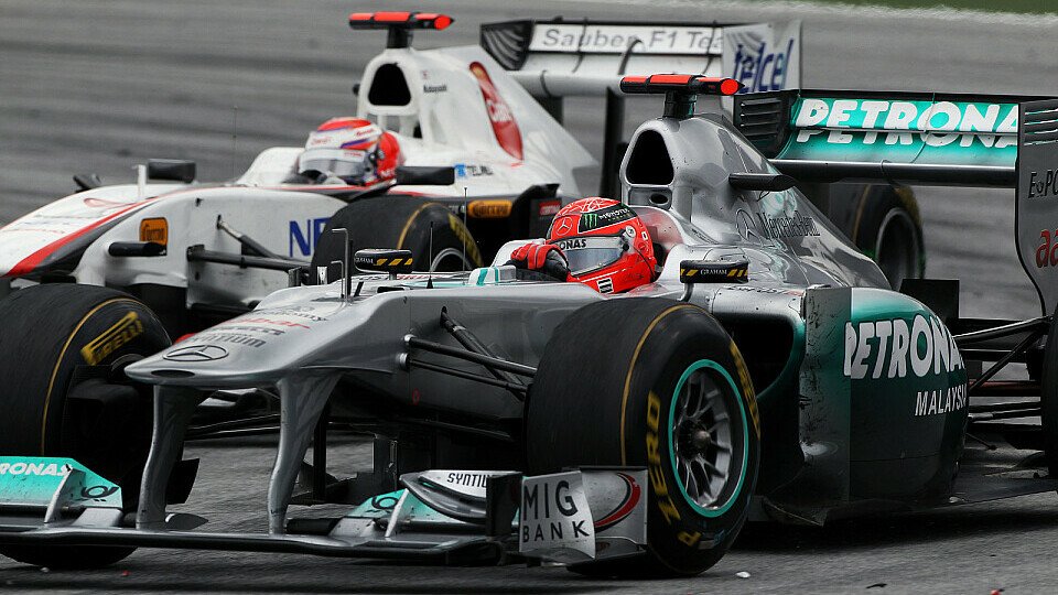 Kamui Kobayashi im Clinch mit Michael Schumacher beim Malaysia GP, Foto: Sutton Kamui Kobayashi im Clinch mit Michael Schumacher beim Malaysia GP, Foto: Sutton