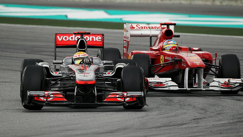 Lewis Hamilton und Fernando Alonso kämpften im Malaysia GP 2011 mehrfach gegeneinander, Foto: Sutton