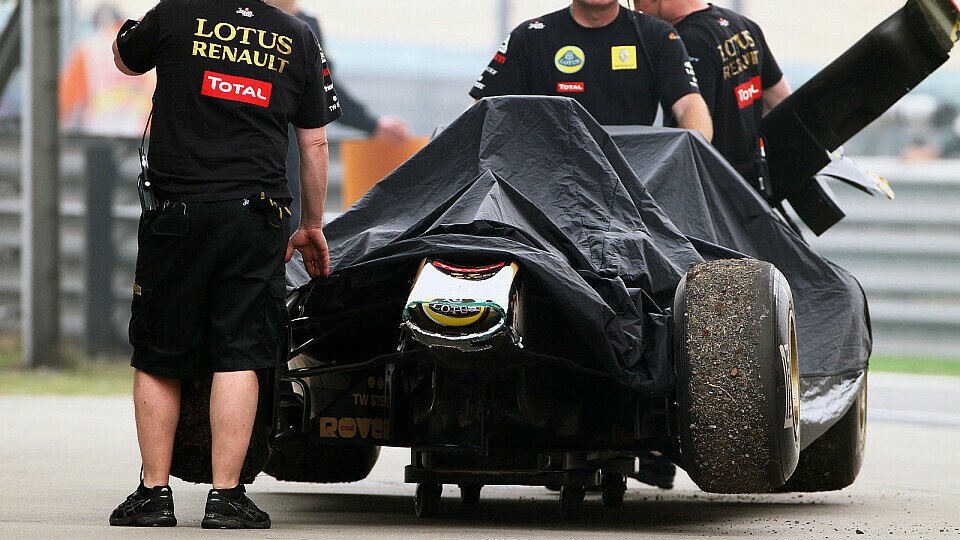 Nick Heidfeld ließ etwas viel Karbon fliegen, Foto: Sutton Nick Heidfeld ließ etwas viel Karbon fliegen, Foto: Sutton