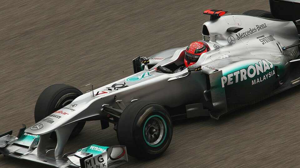 Michael Schumacher hatte in Shanghai am Freitag noch mit KERS-Problemen zu kämpfen - insgesamt gibt es bei Mercedes aber einen kleinen Aufwärtstrend zu verzeichnen, Foto: Sutton