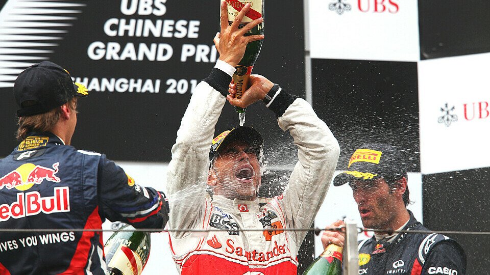 Mark Webber ist froh, dass Sebastian Vettel nicht völlig davon zieht, Foto: Sutton Mark Webber ist froh, dass Sebastian Vettel nicht völlig davon zieht, Foto: Sutton