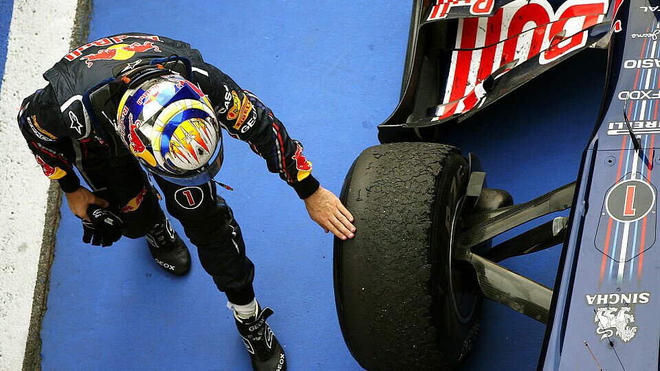 Sebastian Vettel tätschelt prüfend die Pirelli-Reifen, Foto: Sutton