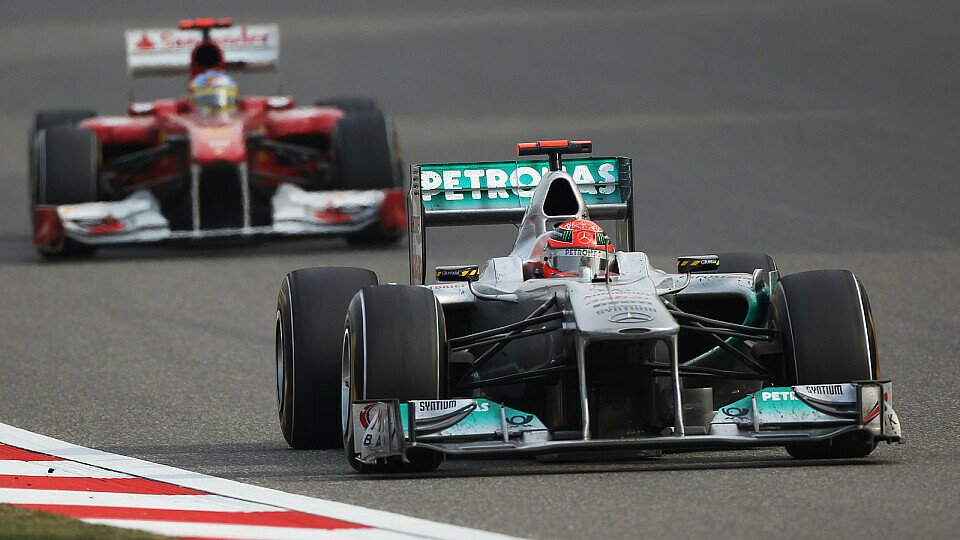 Michael Schumacher lieferte sich in Shanghai rundenlange Duelle mit Fernando Alonso, Foto: Sutton