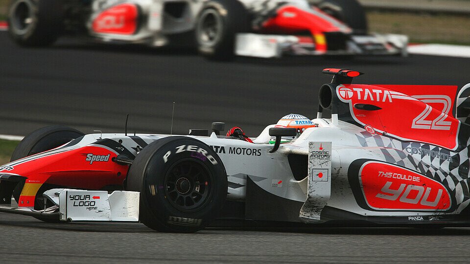 Narain Karthikeyan vor Vitantonio Liuzzi - im Ziel war die Reihenfolge zwar andersherum, immerhin kamen aber beide HRT an, Foto: Sutton Narain Karthikeyan vor Vitantonio Liuzzi - im Ziel war die Reihenfolge zwar andersherum, immerhin kamen aber beide HRT an, Foto: Sutton