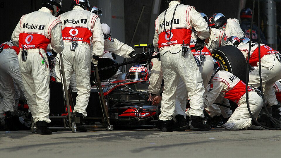 Am Ende hatte er seine Mannen doch noch gefunden - Jenson Button hielt irrtümlich zuerst bei den Kollegen von Red Bull, Foto: Pirelli