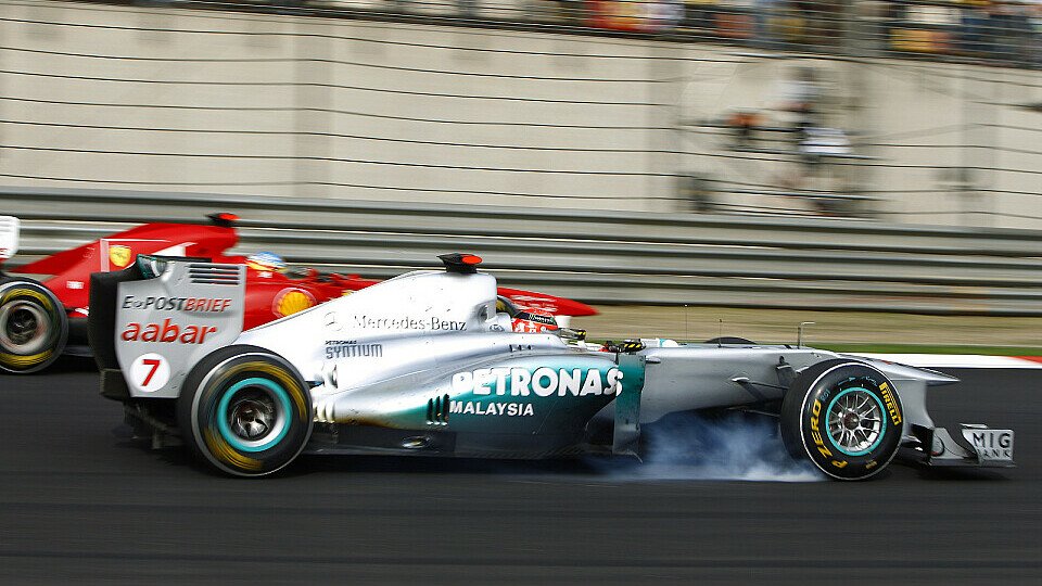 Vorbei an Ferrari - eine Momentaufnahme mit Symbolcharakter, wenngleich dieses Kunststück in Shanghai nur Michael Schumachers Teamkollege Nico Rosberg gelang, Foto: Pirelli