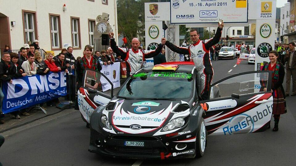 Felix Herbold und seinem Beifahrer Michael Kölbach freuten sich über den Sieg, Foto: Sascha Dörrenbächer