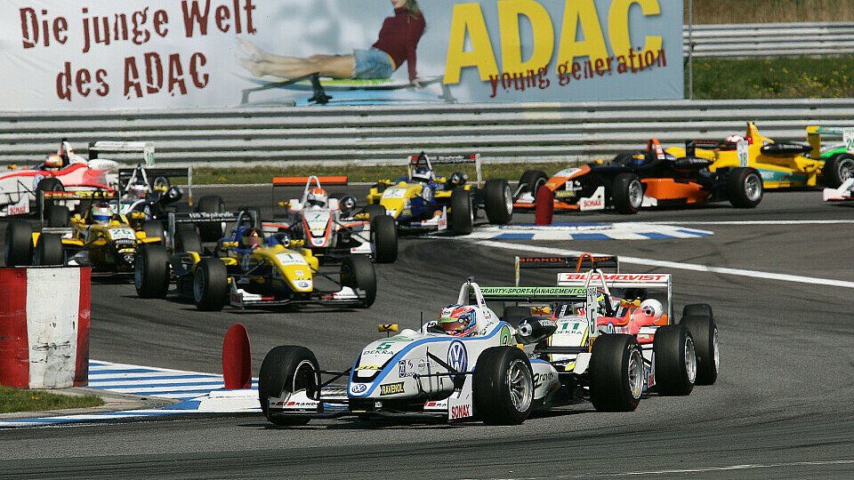 Stanaway übernahm in Kurve eins die Führung, Foto: Formel 3 Cup