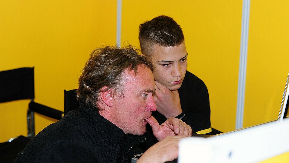 Ralf Waldmann bei seiner aktuellen Aufgabe: Datenanaylse mit Deni Cudic im Freudenberg Racing Team in der IDM 125, Foto: Toni Börner