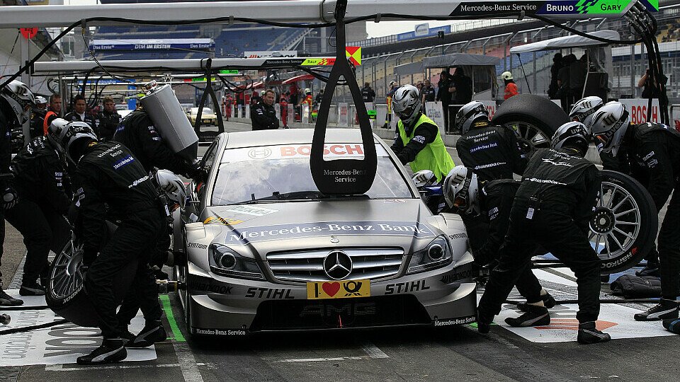 Bruno Spengler wechselte die Reifen, Foto: Mercedes-Benz