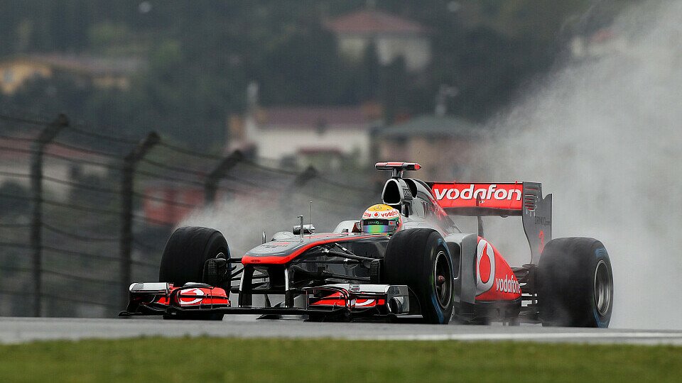 Im Regen am Vormittag drehte Lewis Hamilton nur eine Runde - mit der Leistung im zweiten Freien Training war er aber zufrieden, Foto: Sutton Im Regen am Vormittag drehte Lewis Hamilton nur eine Runde - mit der Leistung im zweiten Freien Training war er aber zufrieden, Foto: Sutton