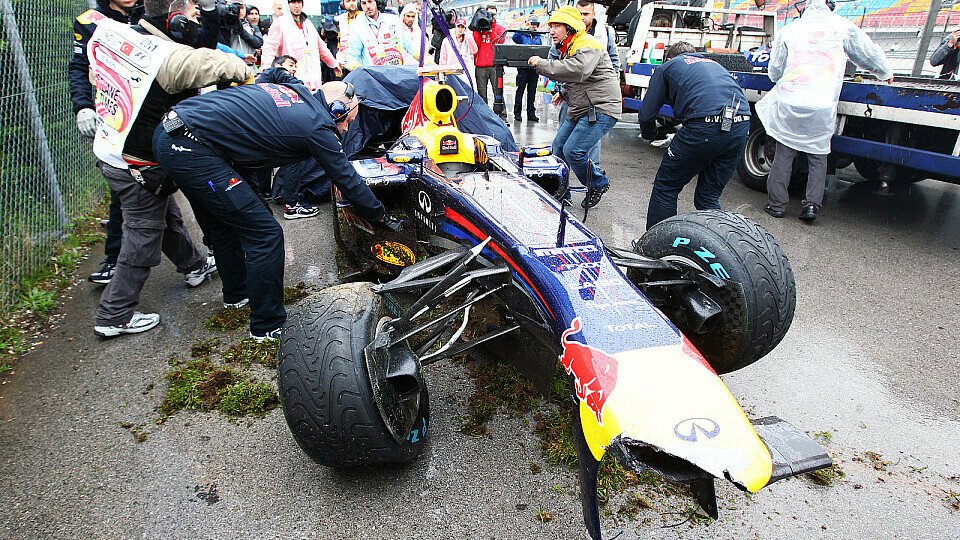 Sebastian Vettels RB7 wurde ziemlich kaltverformt, Foto: Sutton Sebastian Vettels RB7 wurde ziemlich kaltverformt, Foto: Sutton