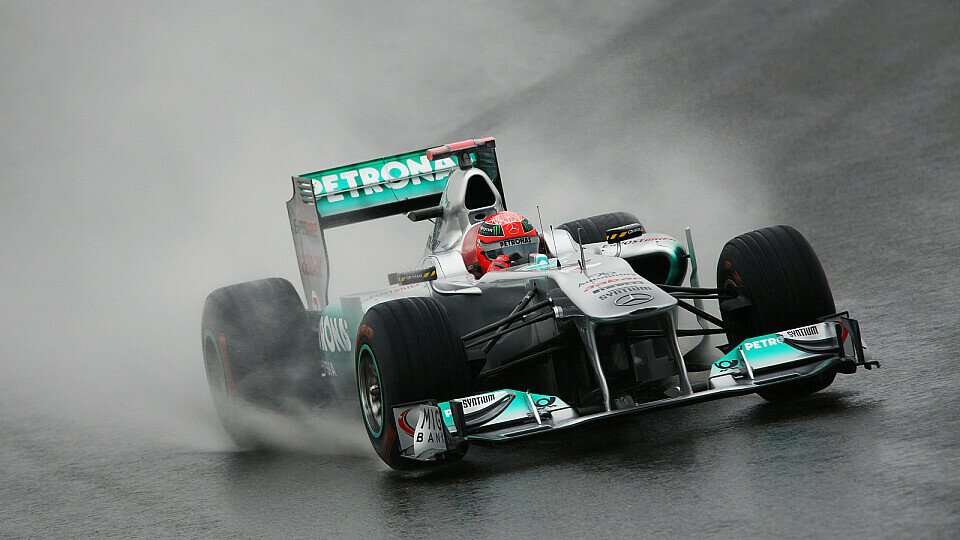 Michael Schumacher konnte die Regenreifen endlich ordentlich ausprobieren, Foto: Sutton