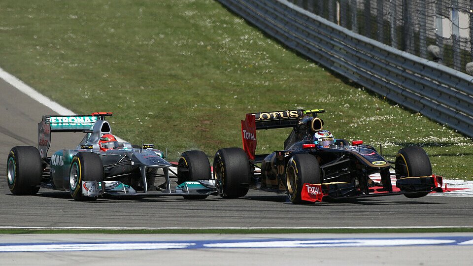 Michael Schumacher und Vitaly Petrov kamen sich gleich zu Beginn des Rennens etwas zu nahe, Foto: Sutton