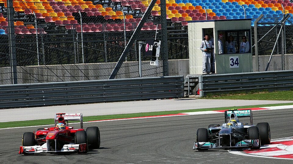 Nico Rosberg hielt Fernando Alonso zu sehr auf, Foto: Sutton