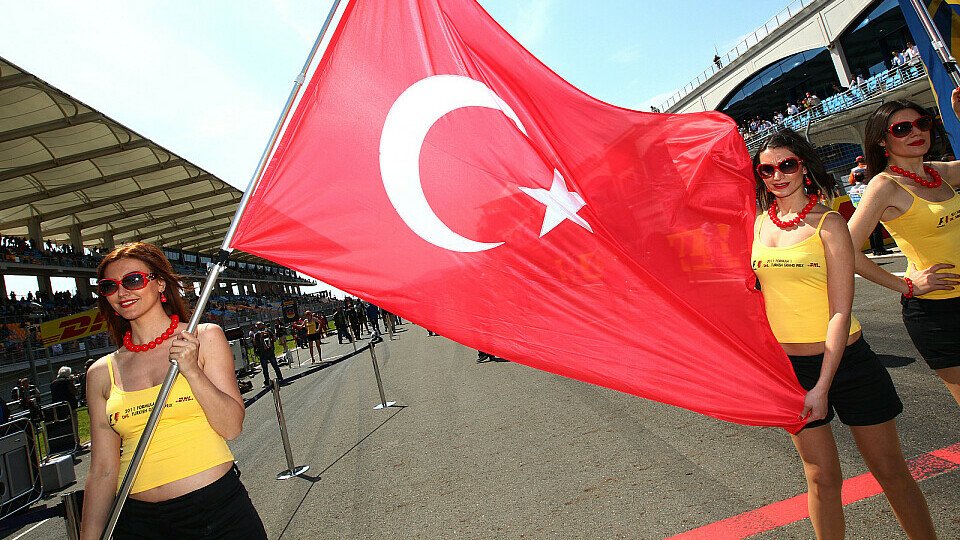 Schwenken die Gridgirls auch 2012 wieder Türkei-Flaggen?, Foto: Sutton
