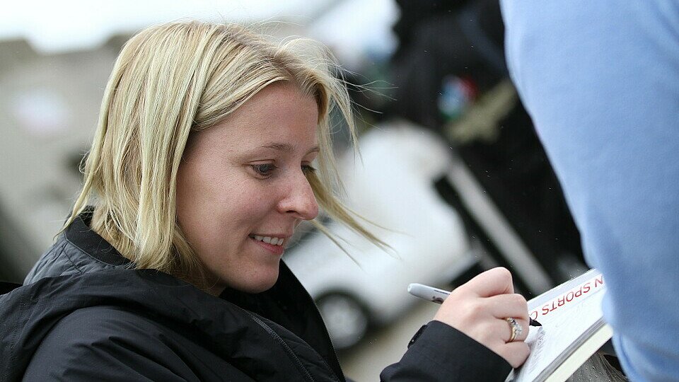 Autogramme schreiben geht schon wieder: Pippa Mann geht es besser, Foto: IndyCar