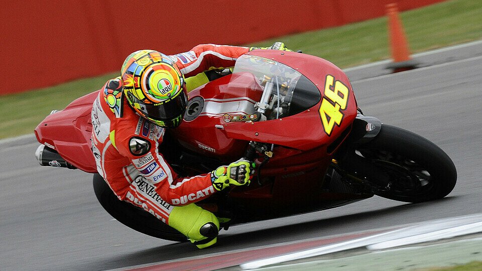 Valentino Rossi durfte in Silverstone mit einer Ducati 1198R ein paar Showrunden drehen und so die Strecke kennenlernen, Foto: Ducati