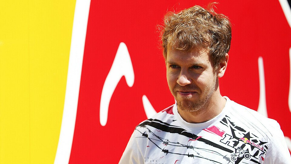 Sebastian Vettel hält den Ball flach: 2016 ist für ihn noch kein Thema, Foto: Sutton