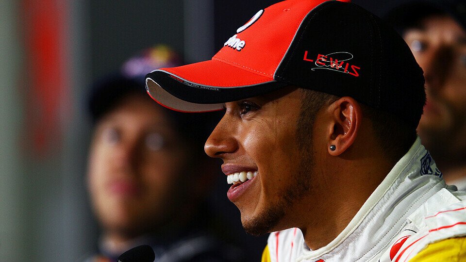 Hamilton will Vettel am Start schnappen, Foto: Sutton