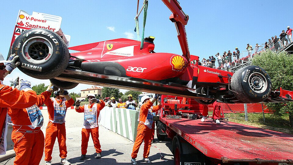 Bild mit Symbolcharakter: Ferrari am Abschlepphaken - mit ernsten personellen Konsequenzen für einige Mitarbeiter der Scuderia, Foto: Sutton