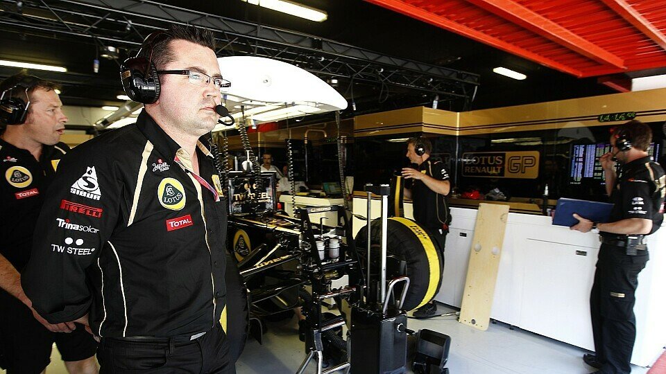 Eric Boullier beobachtet das Treiben in der Boxengasse und im Fahrerlager genau - der Diffusor-Streit bereitet ihm Sorge, Foto: Lotus Renault