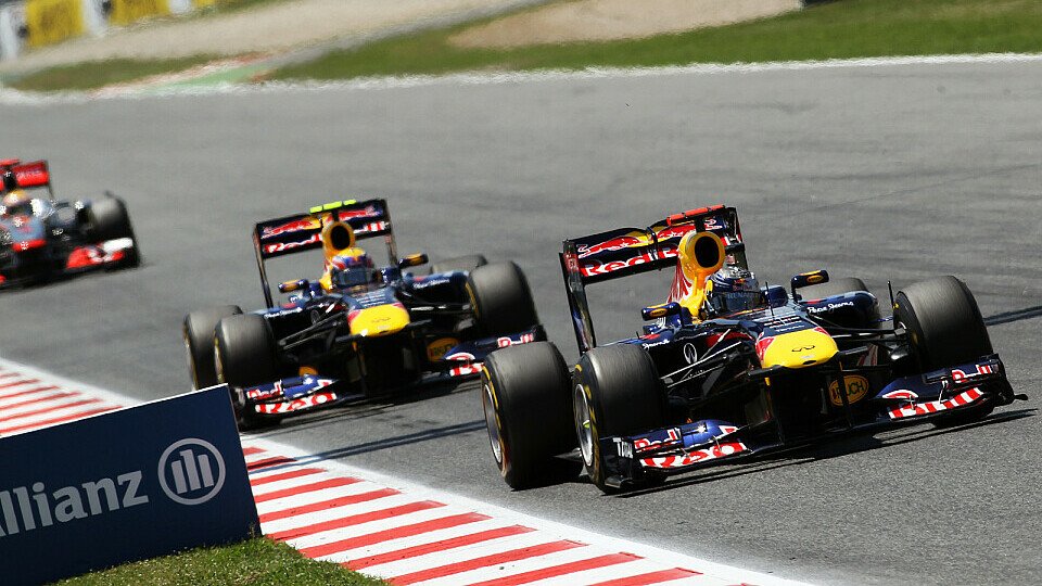 Vettel vor Webber vor Hamilton, der hinter dem Duo in Lauerstellung geht - für Christian Horner noch kein Grund zur Beunruhigung, Foto: Sutton