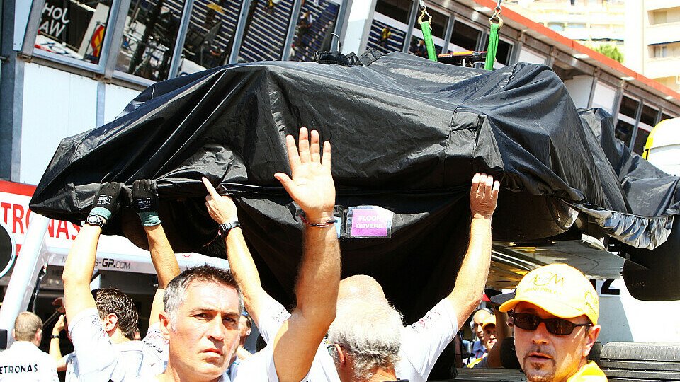 Das Team hatte mit Schumachers Auto viel zu tun, Foto: Sutton Das Team hatte mit Schumachers Auto viel zu tun, Foto: Sutton