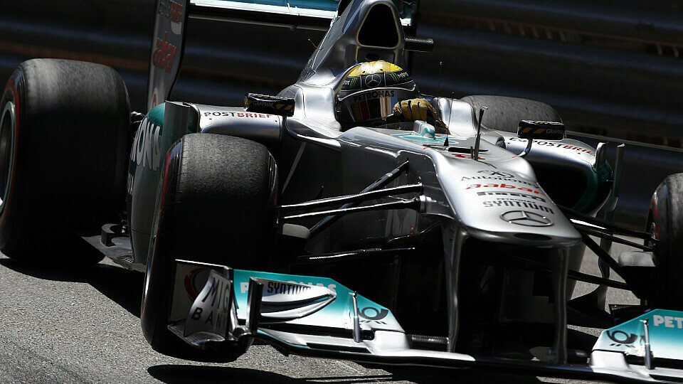 Mit einem Rad in der Luft - Nico Rosberg überzeugte bislang im Silberpfeil und wird dafür nun geehrt, Foto: Mercedes-Benz
