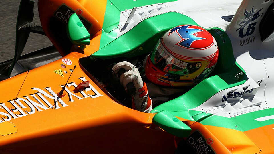 Di Resta nimmt Berührung auf seine Kappe, Foto: Sutton