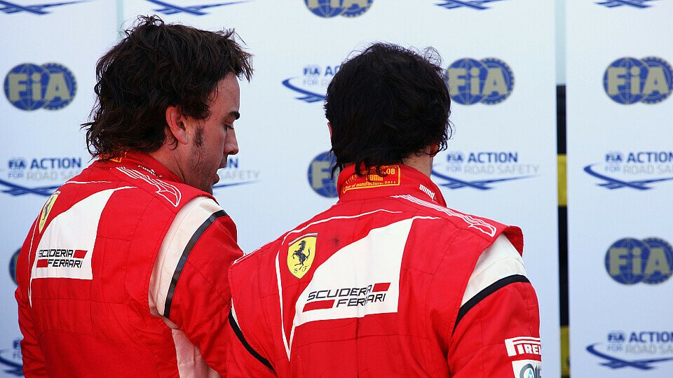 Auch das Logo im Nacken der Ferrari-Piloten war laut der FIA nicht regelkonform, Foto: Sutton