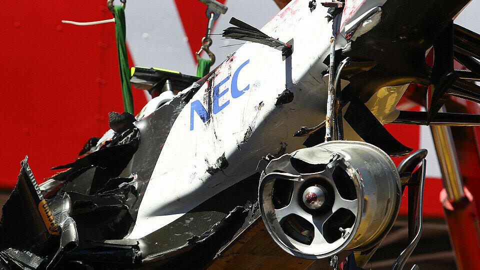 Sergio Perez konnte diesem Wagen nahezu unverletzt entkommen, Foto: Sutton