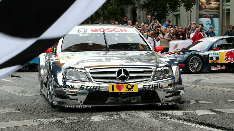 Ralf Schumacher ließ es beim Showrun in Graz schon krachen, Foto: Red Bull/GEPA