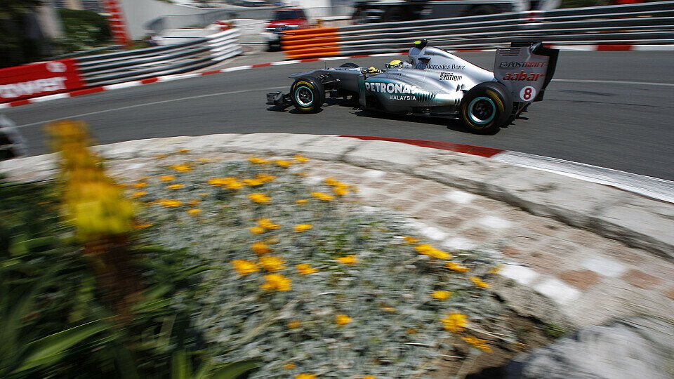 Nico Rosberg hatte beim Qualifying einen heftigen Unfall erlitten. Im Rennen lief es nicht viel besser, Foto: Mercedes GP Nico Rosberg hatte beim Qualifying einen heftigen Unfall erlitten. Im Rennen lief es nicht viel besser, Foto: Mercedes GP