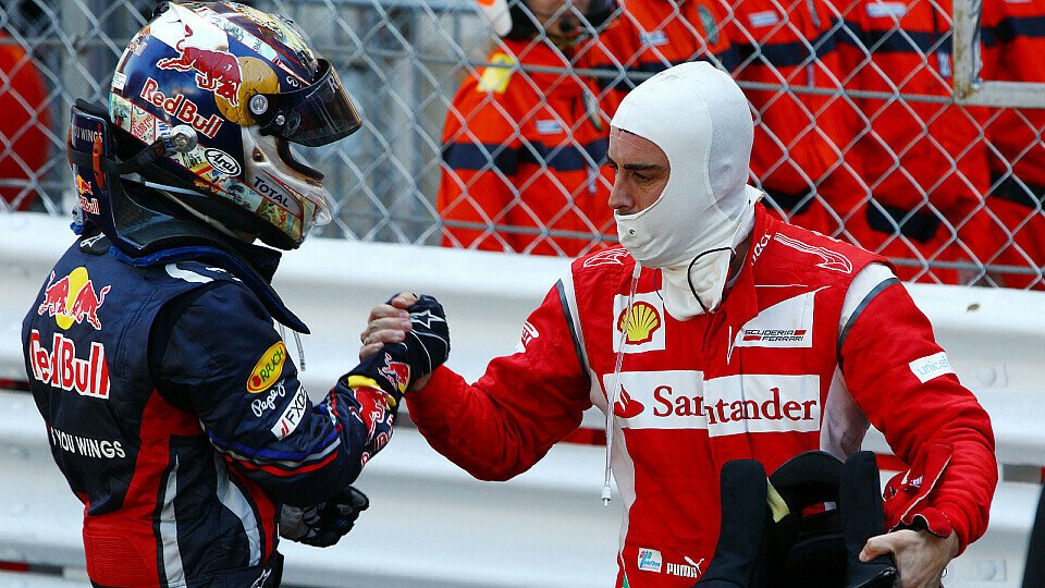 Noch war es nur die Gratualation zum Monaco-Sieg und nicht zum WM-Titel - doch wie lange können die Konkurrenten um Fernando Alonso Sebastian Vettel überhaupt noch jagen?, Foto: Sutton