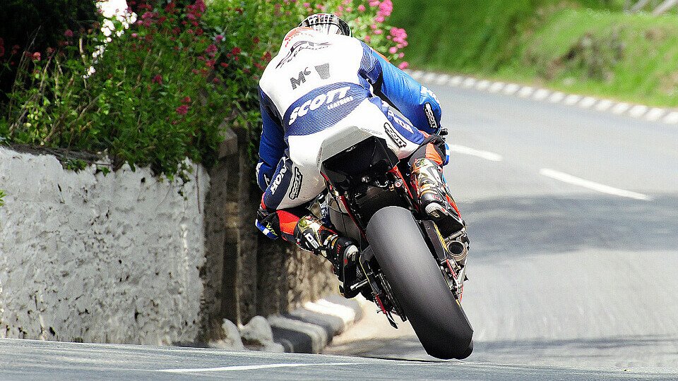 John McGuinness springt in die Senke von Barre Garoo - und zeigt der kompletten Isle of Man-Konkurrenz im Superbike-Rennen das Heck, Foto: Toni Börner