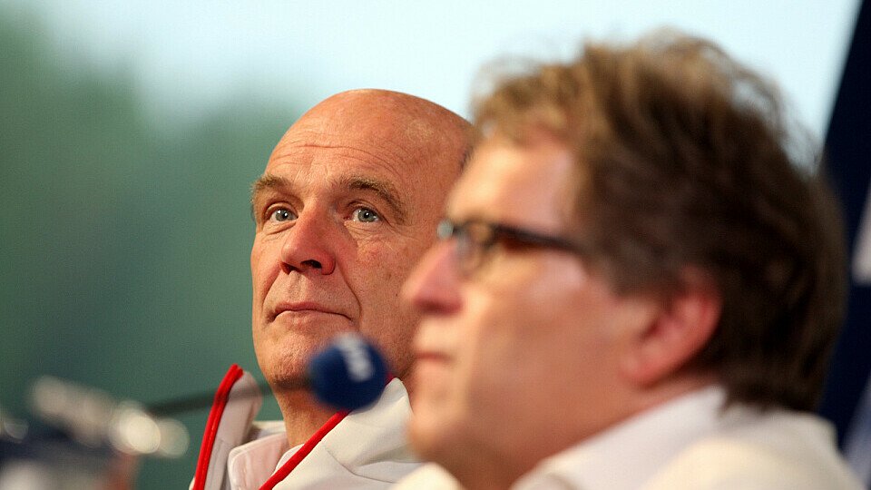 Norbert Haug und Wolfgang Ullrich verabschiedeten die alten Boliden, Foto: Red Bull/GEPA