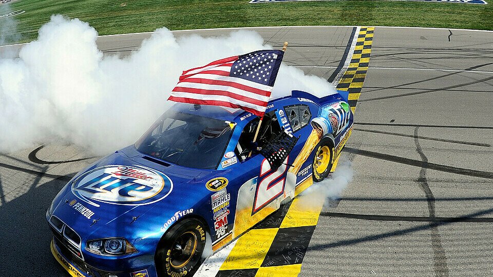 Brad Keselowski feiert seinen Sieg, Foto: NASCAR