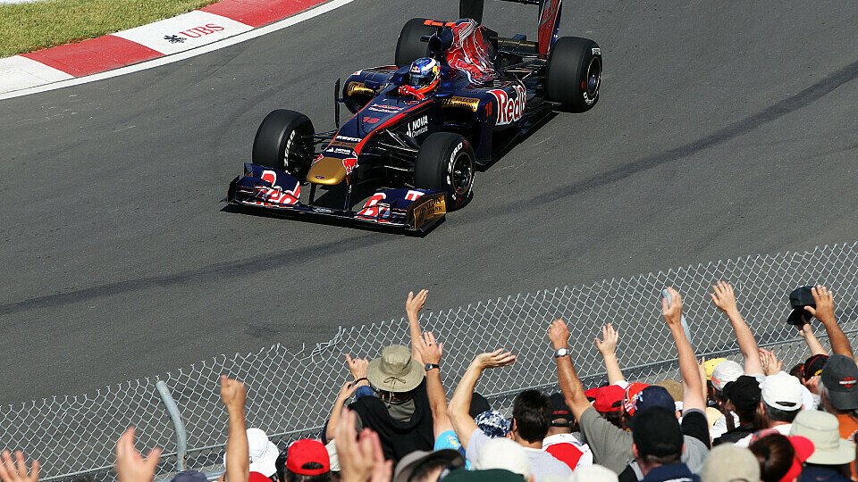 Testfahrer Daniel Ricciardo wurde von einer Laola-Welle begleitet, Foto: Sutton