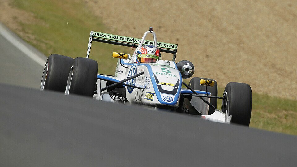 Richie Stanaway wechselt seinen Formel 3-Boliden gegen ein GP3-Fahrzeug, Foto: Formel 3 Cup